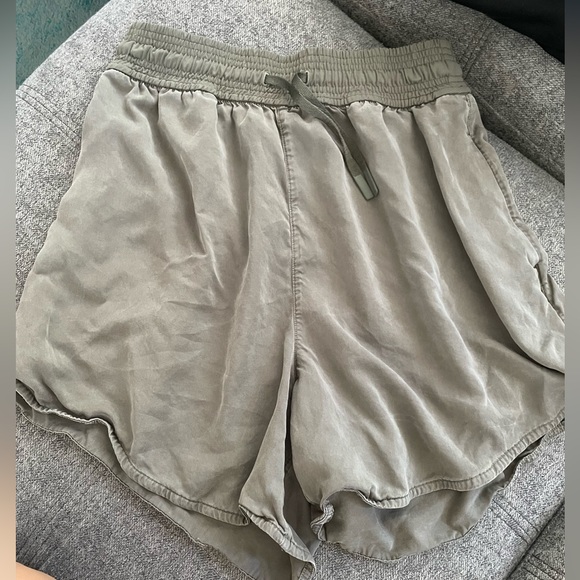Sz 6 Lululemon Feeling Femme Shorts - Picture 3 of 7